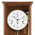 Orologio da parete in legno, primo piano: quadrante bianco con numeri romani e cornice dorata