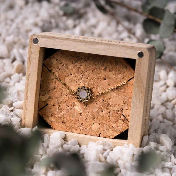 Composition Armband mit weißem Perlmutt Anhänger - Holzkern Modell: Jewelry