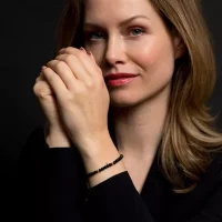 Bracciale in pietre preziose nere e dorate con chiusura...